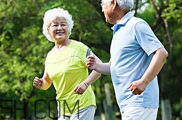 跑步機(jī)適合老年人嗎？老年人跑步有什么好處呢？