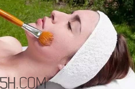 刷酸爆痘正常嗎？為什么刷酸會爆痘？