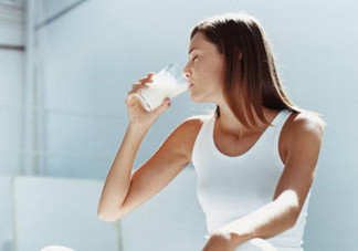 成人為什么也要喝奶粉？成人喝奶粉的好處有哪些？