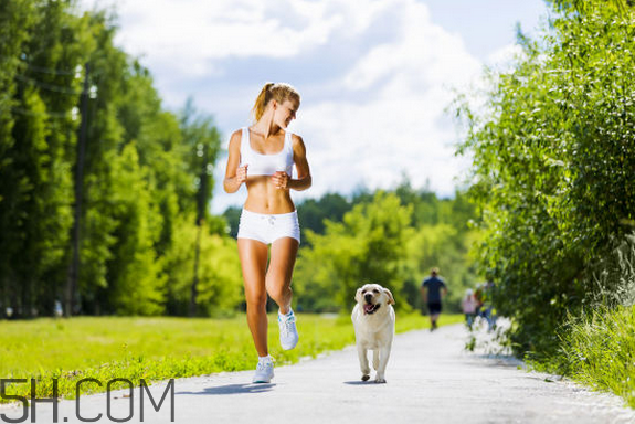 慢跑和快走哪個(gè)減肥效果更好？長(zhǎng)期慢跑的好處有哪些？