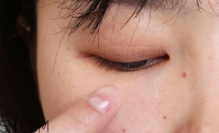 凡士林有什么作用 凡士林有什么功效 凡士林有什么作用 凡士林有什么功效