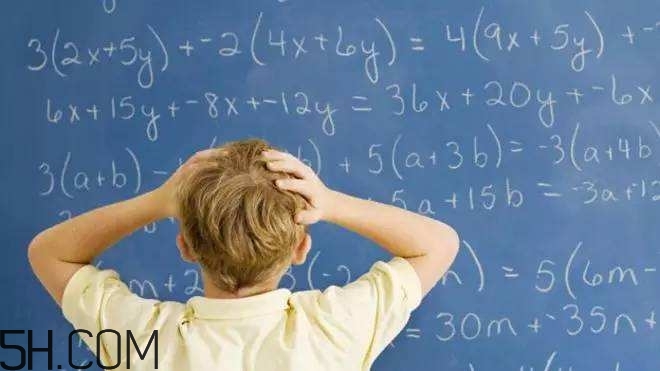 焦慮癥的表現(xiàn)是怎樣的？焦慮癥對(duì)身體有什么危害？