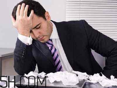 焦慮癥的表現(xiàn)是怎樣的？焦慮癥對(duì)身體有什么危害？