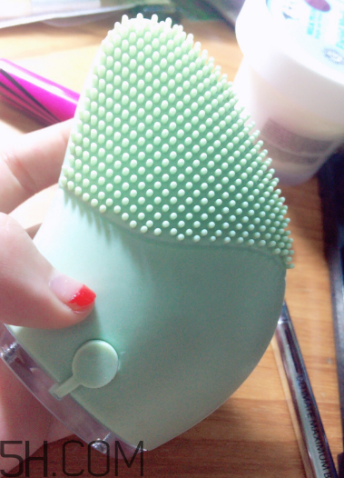 悅詩(shī)風(fēng)吟潔面儀和露娜哪個(gè)好用_差別大嗎？