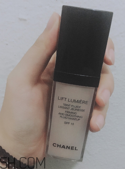 香奈兒光彩水潤(rùn)粉底液好用嗎？香奈兒粉底液使用感