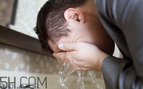 男士如何祛痘？男士祛痘方法有哪些？