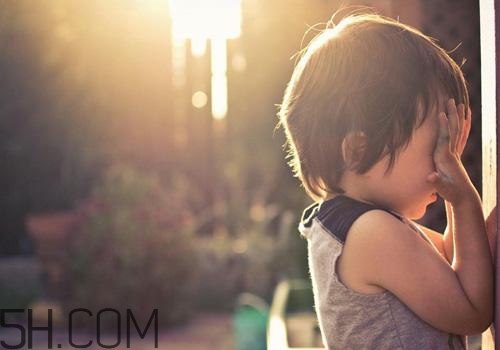 焦慮癥會引發(fā)哪些并發(fā)癥？焦慮癥會引發(fā)哪些身體疾?。?></center><p>患者醫(yī)生互相配合</p><p>醫(yī)生要使焦慮癥患者對該病情有充分了解，從而能分析自己起病的原因，并尋求對策，消除疑病心理等，減輕焦慮和煩惱，打破惡性循環(huán)，醫(yī)生要予講解治療方法，使患者主動配合，充分發(fā)揮治療作用。</p><h3>自我調節(jié)焦慮的方法</h3><p>放松方法</p><p>焦慮癥會讓人處于心慌、肌肉緊張、身體發(fā)抖等不良反應狀態(tài)。進行身體放松可以減輕這些不適，讓焦慮癥得到緩解。進行身體放松可以通過深呼吸，有助于讓緊張感消失，從而克服焦慮心理。</p><p>適應方法</p><p>對產生焦慮的對象要勇敢的面對，這是克服焦慮心理的最佳方法。焦慮者尅把某個害怕的情形分解成幾個小目標，循序漸進，就可以逐漸適應這個情景，以后面對它不再焦慮。</p><p>注意休息</p><p>多休息可以讓身心輕松，減輕心理焦慮。所以，平時要注意保證充足的睡眠。睡前洗個熱水澡對睡眠質量更有幫助。</p><center><img src=