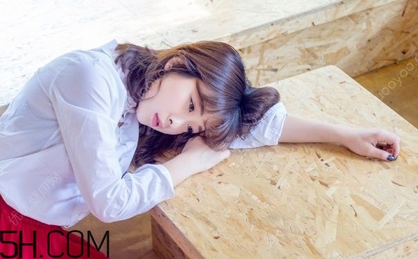 女性全身乏力是怎么回事？導致女性全身乏力可能患有什么疾?。?></p><p>4.泌尿系感染</p><p>女性患泌尿系感染后，不一定出現(xiàn)燒灼感或尿急，卻會產(chǎn)生疲勞感。多數(shù)情況下，泌尿系感染是由尿道中的細菌引起的，通過口服抗菌藥治療，一周內(nèi)疲勞感就會消失。</p><p>5.甲狀腺功能減退</p><p>如果身體發(fā)懶，心情抑郁，可能是甲狀腺功能在減退。據(jù)美國甲狀腺基金會的資料，60歲后，近20%的女性會因甲狀腺功能紊亂產(chǎn)生疲勞，但多數(shù)人并不知情。此時，補充相應的激素可以改善甲狀腺功能，緩解疲勞。</p><h3>全身乏力的危害</h3><p>1.嗜好飲酒者常有疲倦感;饑餓的人因缺乏蛋白質(zhì)和缺鉀也感全身乏力;疲乏軟弱有時是維生素B1缺乏癥者的前驅(qū)癥狀，嗜酒者易患此病。</p><p>2.體力或腦力勞動者的疲乏是一種正常的生理現(xiàn)象，但在稍微勞動后即感疲乏則需重視。</p><p>3.頻繁吐瀉和大量用利尿劑者因血鉀低而致全身無力;但血鉀過高患者也感軟弱，故需驗血鑒別。</p><p>4.糖尿病是最常導致全身乏力的疾病?；颊哂捎谔谴x失常，高能磷酸鍵減少，負氮平衡，失水及電解質(zhì)失衡等原因，故易疲乏、虛弱無力，且有口渴、消瘦、多食、多尿等癥狀。</p><p>5.貧血也常引起疲乏，嚴重的有慢性貧血、起病較驟的缺鐵性貧血、急性失血性貧血、急性溶血性貧血等，這些患者均有全身乏力的現(xiàn)象。</p><p style=