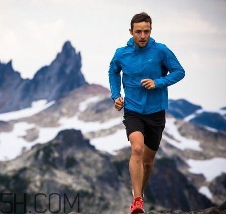 始祖鳥(niǎo)沖鋒衣多少錢(qián)？始祖鳥(niǎo)沖鋒衣價(jià)格