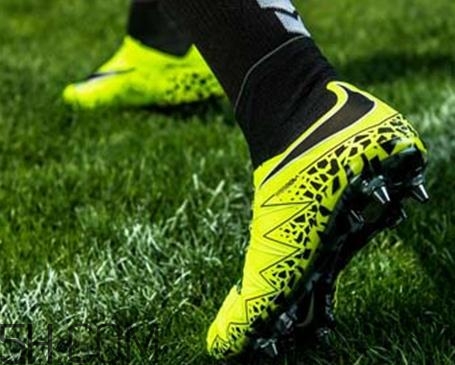 足球鞋長釘好還是碎釘好？足球鞋長釘碎釘區(qū)別