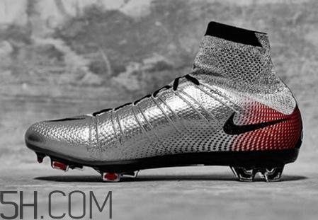 足球鞋要買大一碼嗎？足球鞋會(huì)不會(huì)越穿越大？