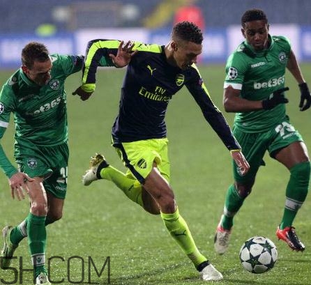 足球鞋要買大一碼嗎？足球鞋會(huì)不會(huì)越穿越大？