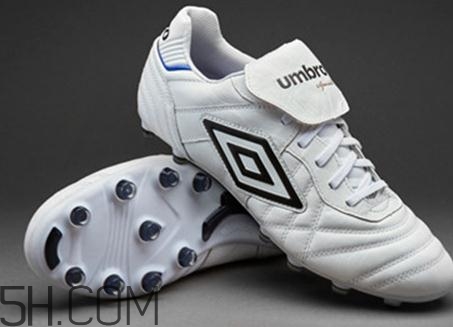 足球鞋要買大一碼嗎？足球鞋會(huì)不會(huì)越穿越大？