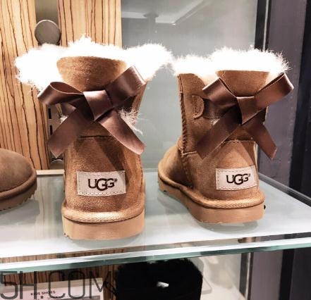 ugg雪地靴要穿襪子嗎？ugg是光腳穿嗎？