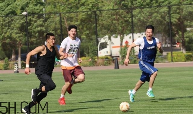 踢足球有哪些技巧？踢足球有哪些注意事項？