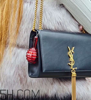 小蜜坊棒棒糖唇膏怎么打開？小蜜坊棒棒糖唇膏好用嗎？