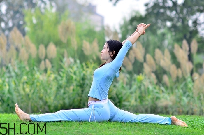 練瑜伽可以治療婦科疾病嗎？怎么練瑜伽可以治療婦科疾?。?></p><p>3、修心養(yǎng)性</p><p>厚德載物 瑜伽提倡一種健康德生活態(tài)度，讓你自然的去掉吸煙、喝酒這些不良習慣。通過不停的超越自我，也讓你充滿自信。</p><p>4、特別功法</p><p>特別療效 瑜伽對減肥癥、失眠、焦慮和關節(jié)炎等癥狀非常好的療效。</p><p>練習瑜伽對有時間和環(huán)境有要求嗎?這是很多瑜伽初學者都非常關心的問題。練習最好是早晨空腹，中午空腹或者晚上飯后3個小時后。</p><p>其他時間也可以選擇在飯后的3小時后。盡量爭取在每天的同一時間練習。地點沒有嚴格的限制，但盡量選擇在通風，空氣新鮮并且安靜的地方。</p><p>在家里開著窗戶練習也是可以的。練習最好在地板上鋪張半厘米厚的地毯，但要求整潔。</p><h3>怎樣預防婦科疾病</h3><p>1、瘙癢處應避免過度搔抓、摩擦、熱水洗燙等方式止癢，不用堿性強的肥皂洗浴，也不能用洗浴劑反復清洗外陰或沖洗陰道，而引起陰道PH改變，導致陰道正常菌群失調，從而破壞陰道酸性抗菌屏障，不濫用強刺激的激素類外涂藥物。</p><p>2、內衣應柔軟松寬，以棉織品為好。避免羽絨、尼龍及毛織品衣服貼身穿戴，避免內褲與襪子同洗;在公共浴室不亂放衣物。</p><p>3、平時注意保持外陰部位的清潔干爽，特別是在月經期間更要注意這一點，不穿化纖內褲及牛仔褲;清洗陰部的盆子、毛巾一定要專用，毛巾要定期煮沸消毒，患有手足癬的婦女一定要早。</p><p>4、避免不潔性交;不與其他人換穿衣服，尤其是內衣。</p><p>5、避免大量使用廣譜抗生素，導致陰道正常菌群失調。</p><p>6、定期婦科檢查，做到預防為主。</p>		</div>
<div align=