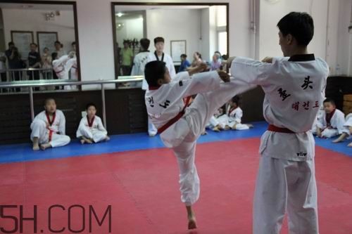 跆拳道和散打哪個厲害？跆拳道和散打的區(qū)別？