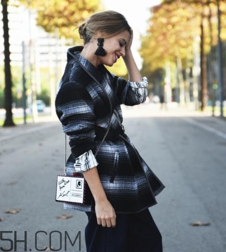 羊絨大衣配什么包包？羊絨大衣搭配什么包好看？