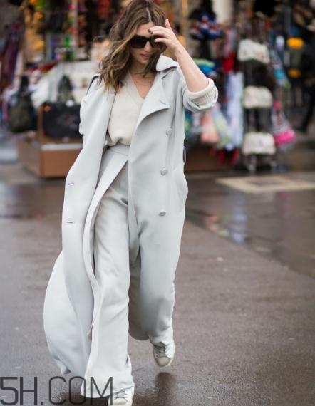 羊絨大衣里面怎么搭配？羊絨大衣搭配什么打底衫？