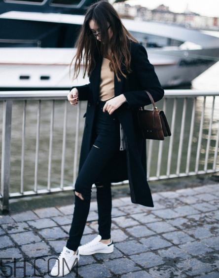 羊絨大衣里面怎么搭配？羊絨大衣搭配什么打底衫？