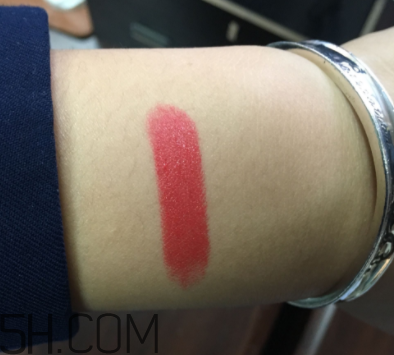 倩碧小方唇膏卡唇紋嗎？06號(hào)適合黃皮嗎？