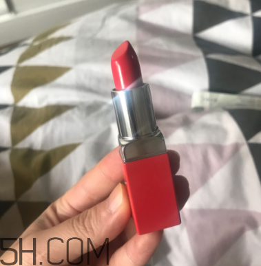 倩碧小方唇膏卡唇紋嗎？06號(hào)適合黃皮嗎？