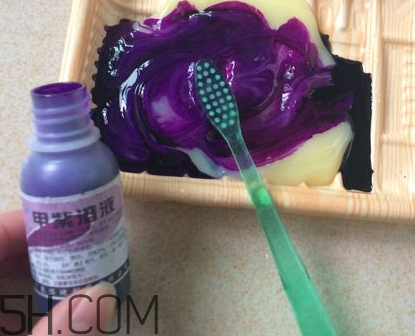 紫藥水可以染頭發(fā)嗎？紫藥水可以治腳氣嗎？