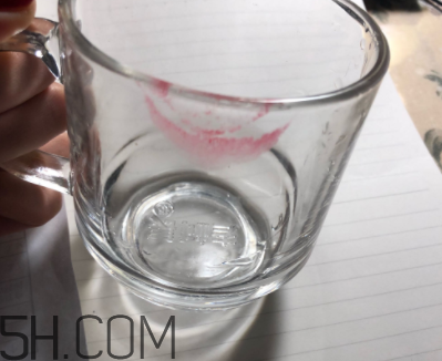 倩碧小方唇膏持久度如何？沾杯嗎？