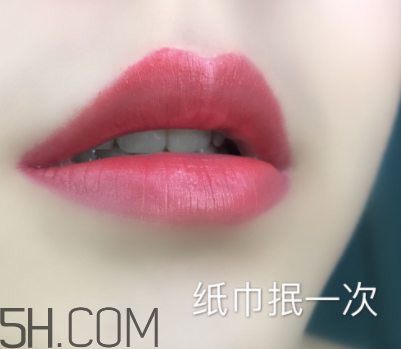 倩碧小方唇膏持久度如何？沾杯嗎？