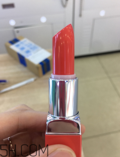 倩碧小方唇膏持久度如何？沾杯嗎？