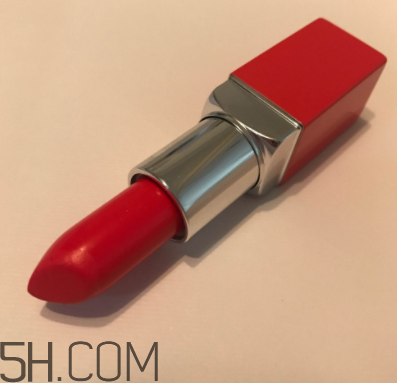 倩碧小方唇膏持久度如何？沾杯嗎？