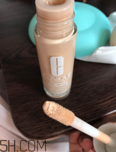 倩碧魔妝點(diǎn)點(diǎn)棒哪個(gè)色號(hào)最白？真人試色