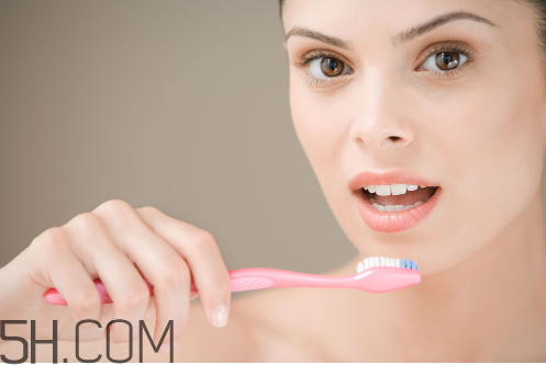 牙齒內(nèi)側(cè)的黃垢怎么去除？每天刷幾次牙齒最合適？