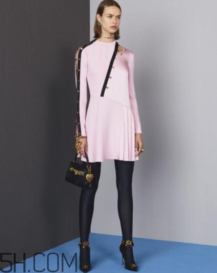 versace2018早秋服裝系列好看嗎_有哪些款式？