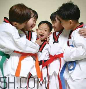 戴眼鏡可以學(xué)跆拳道嗎？高度近視可以學(xué)跆拳道嗎？