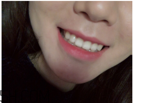 倩碧小方唇膏卡唇紋嗎？06號(hào)適合黃皮嗎？