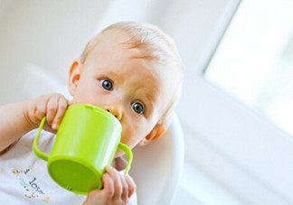 小兒肺炎的癥狀表現(xiàn)有哪些？小兒肺炎應(yīng)該怎么治療？