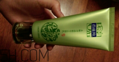 百雀羚泡沫潔面乳洗后緊繃嗎？適合干皮嗎？