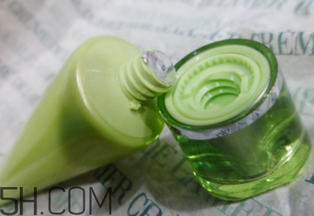 百雀羚泡沫潔面乳洗后緊繃嗎？適合干皮嗎？