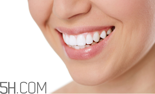 喝咖啡怎么防止牙齒變黃？小蘇打怎樣美白牙齒？