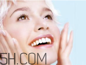 喝咖啡怎么防止牙齒變黃？小蘇打怎樣美白牙齒？