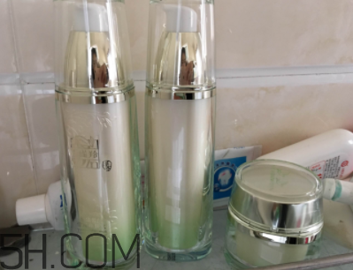 百雀羚至臻皙白組合套裝包含哪些？什么功效？