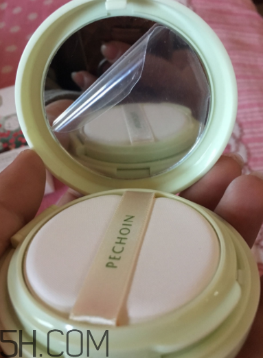 百雀羚氣墊BB霜浮粉嗎？適合干皮嗎？