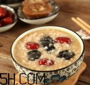 更年期來臨的信號(hào)有哪些？更年期期間的飲食有什么禁忌？