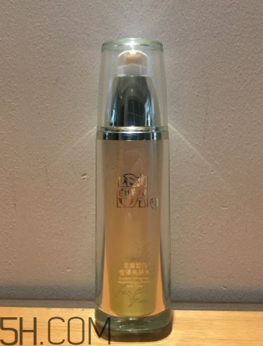 百雀羚亮膚水是清潔水嗎？適合油皮嗎？