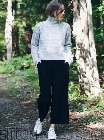 高領(lǐng)毛衣搭配什么褲子？高領(lǐng)毛衣下面穿什么？