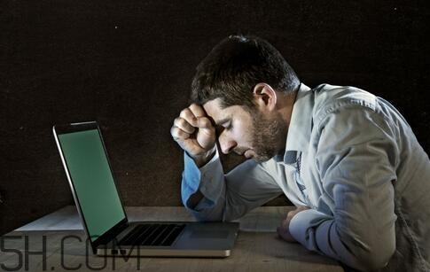 男性經(jīng)常熬夜有哪些危害？男性常熬夜對身體危害有哪些？