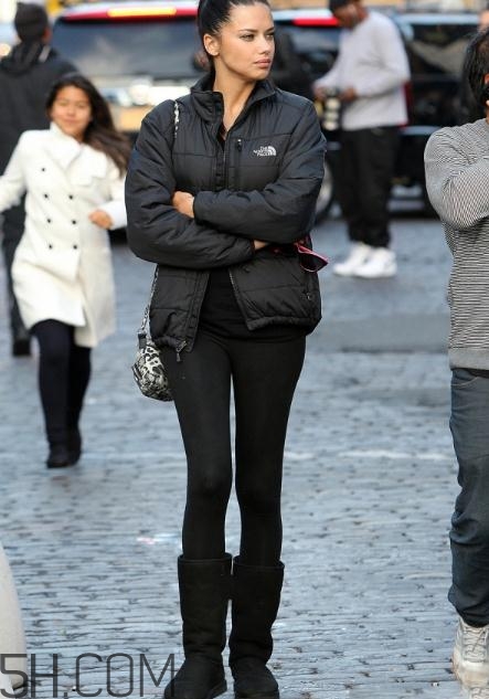 雪地靴搭配什么衣服？雪地靴搭配衣服圖片