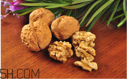 吃石榴牙齒變黑怎么回事？吃核桃牙齒變黑怎么回事？